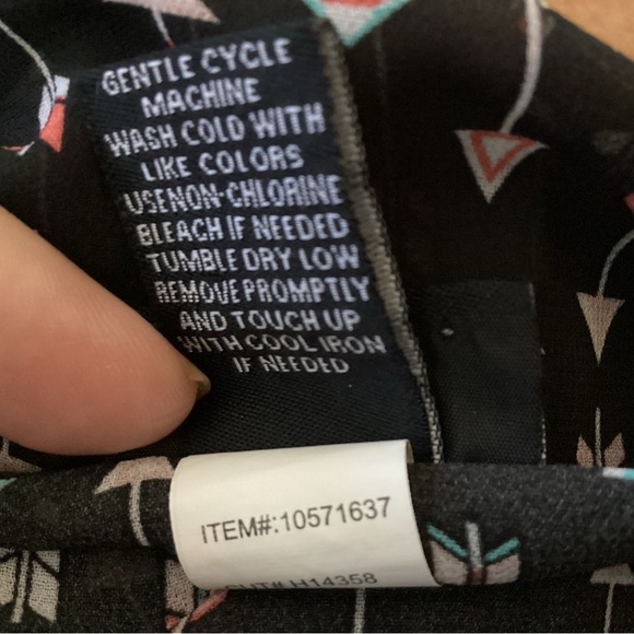 Torrid Women’s Black Sheer Arrow Print Tulip Cut Back Blouse Size 3X NWOT - Picture 4 of 8